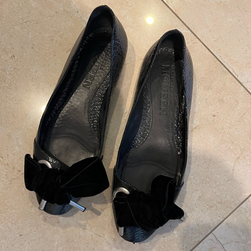 Beautiful and stylish black flats